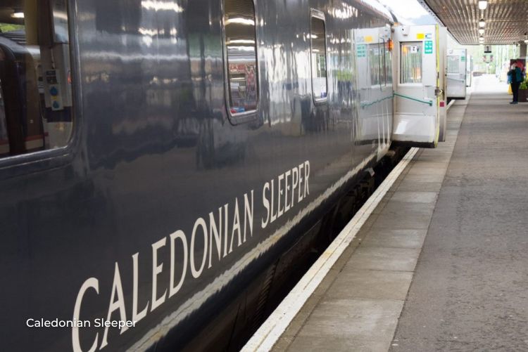 Caledonian Sleeper on platform 21Nov22